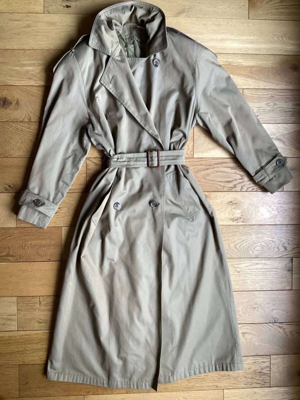 Christian Dior Classic Beige Trench Coat - Picture 2 of 9